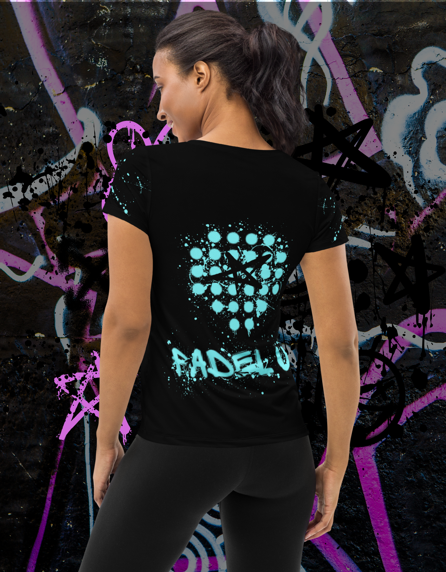Short-Shirt Padel Up Hoodie streetwear Padel UP noir porté par un joueur de padel sur le bord du terrain