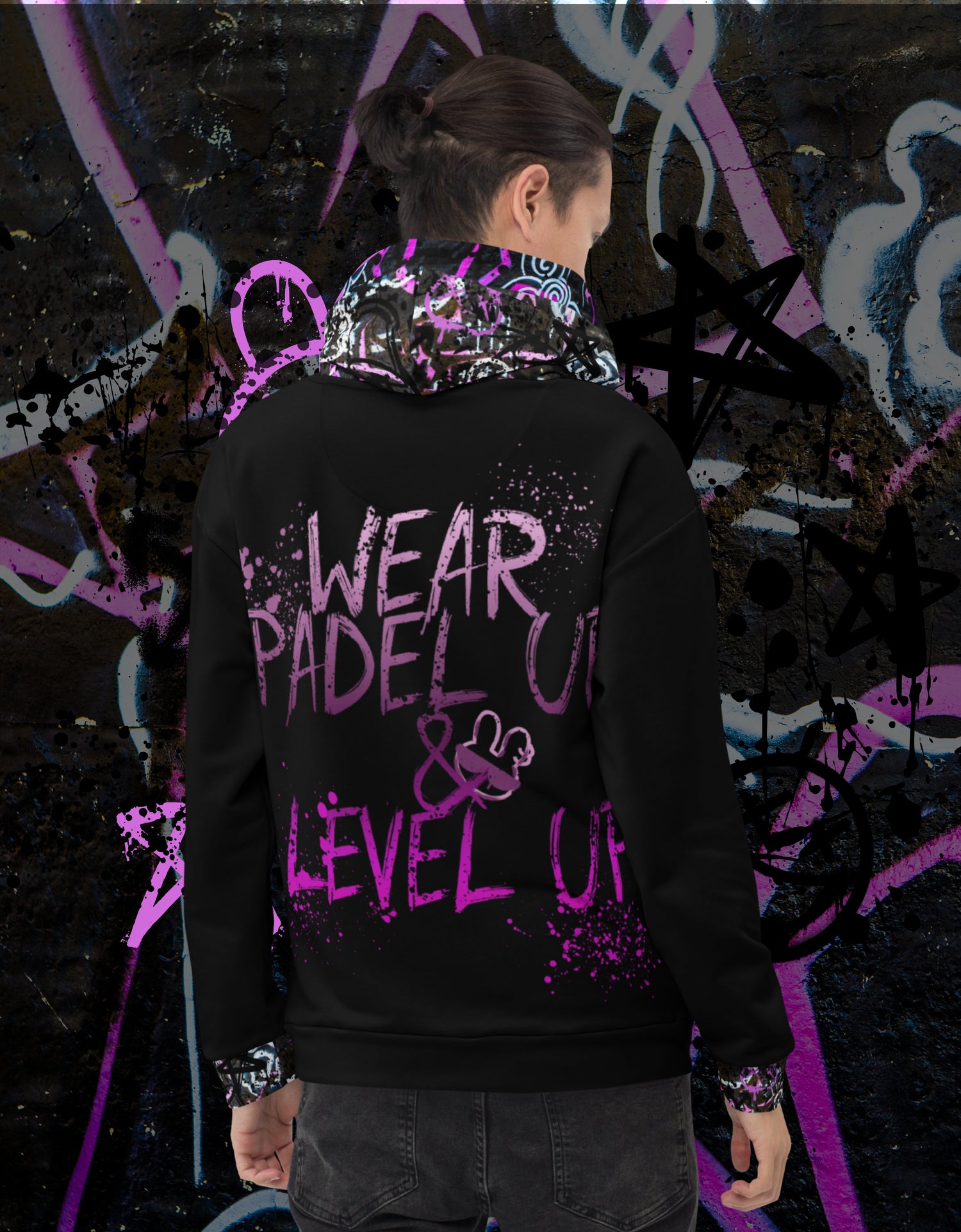 HOODIES-VIBE Padel Up Hoodie streetwear Padel UP noir porté par un joueur de padel sur le bord du terrain